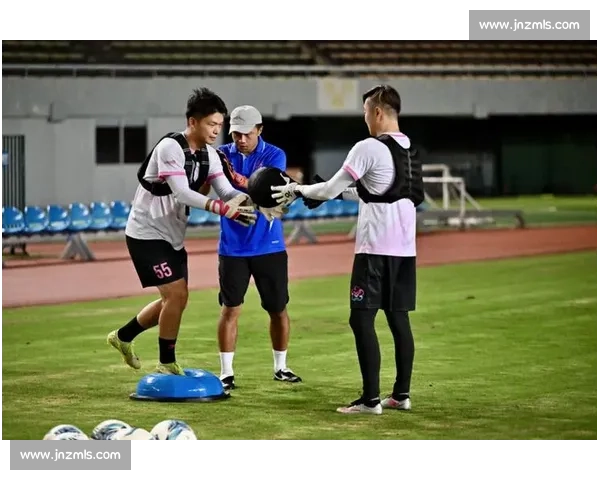 谢晖阳飞铲门将染黄 无锡门神姜何神扑助球队 2-0 取胜