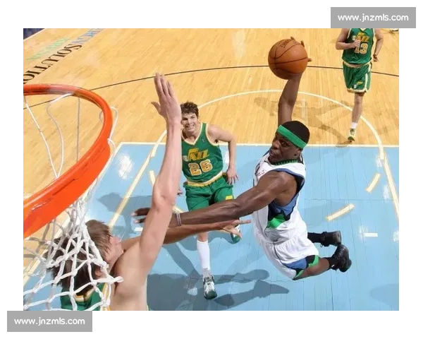 库里与波杰姆斯基 WNBA 赛场温情互动:师徒对话点燃跨界篮球热情 库里与波杰姆斯基 WNBA 赛场温情互动:师徒对话点燃跨界篮球热情